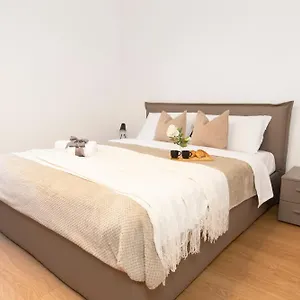 Ihost - Simonetta 7 , Milán Italia